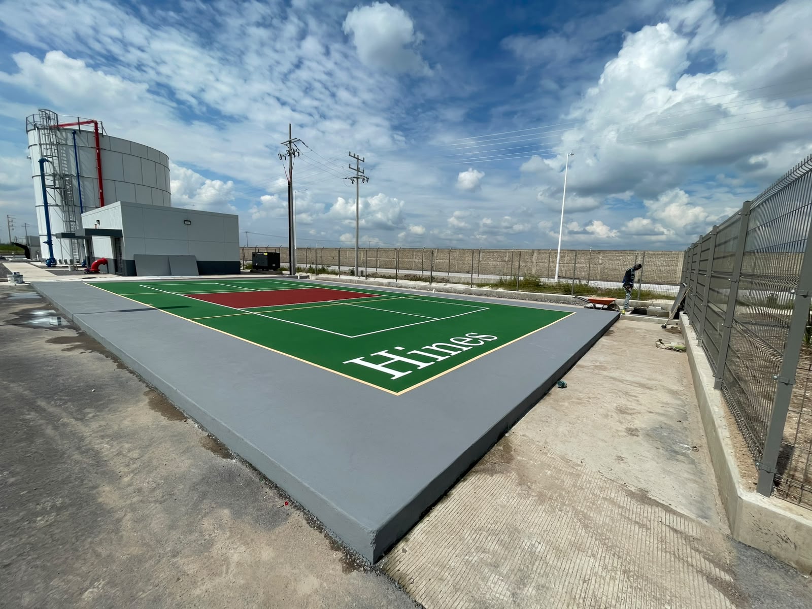 Cancha de pickleball con malla perimetral terminada, parque industrial Guadalajara