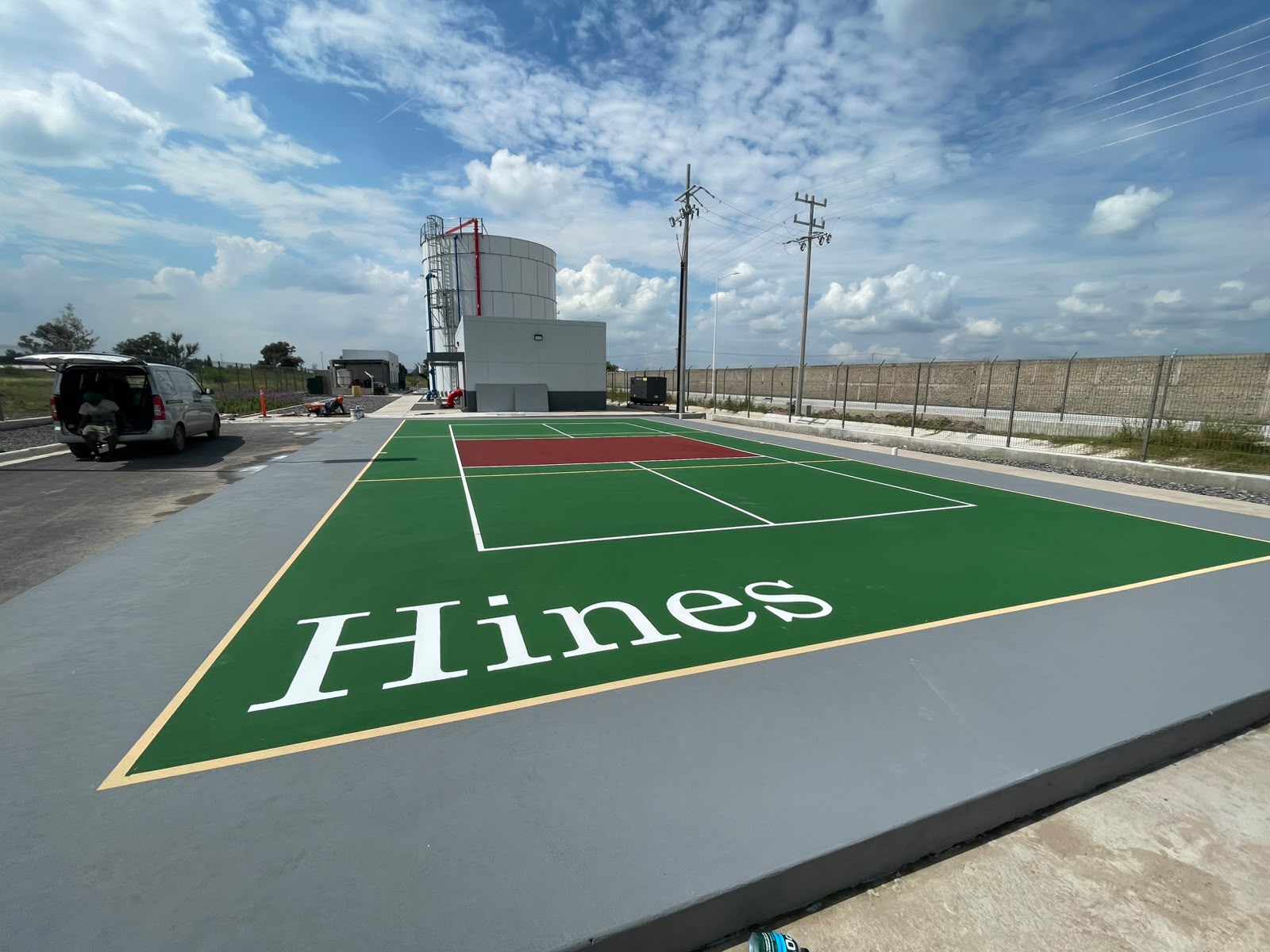 Cancha de pickleball con nombre de marca Hines integrado al acabado, Guadalajara