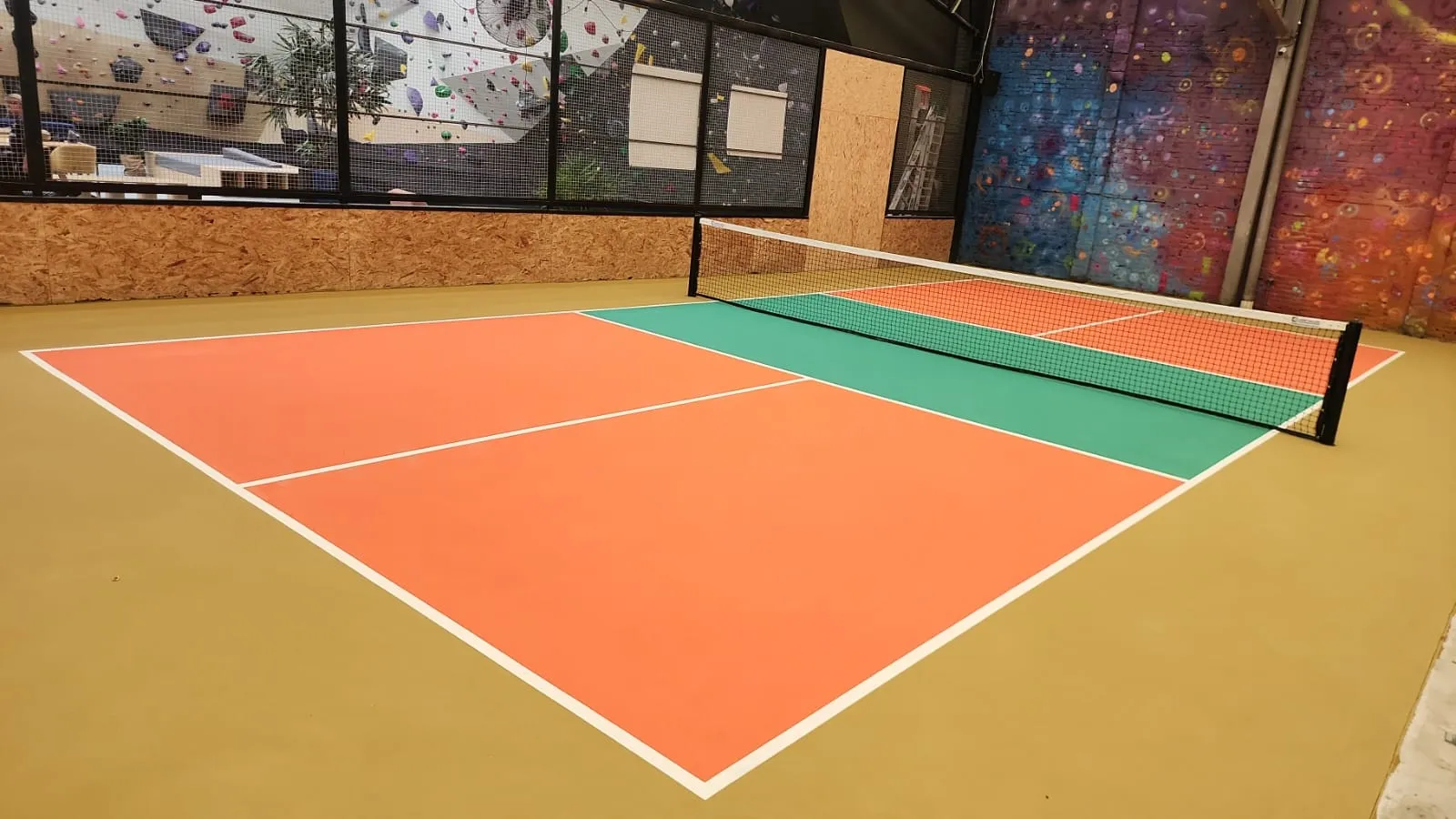Cancha de pickleball iluminada con reflectores LED en instalación mexicana