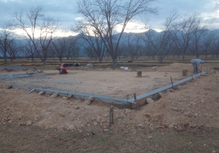 Colado de base de concreto para cancha de pickleball